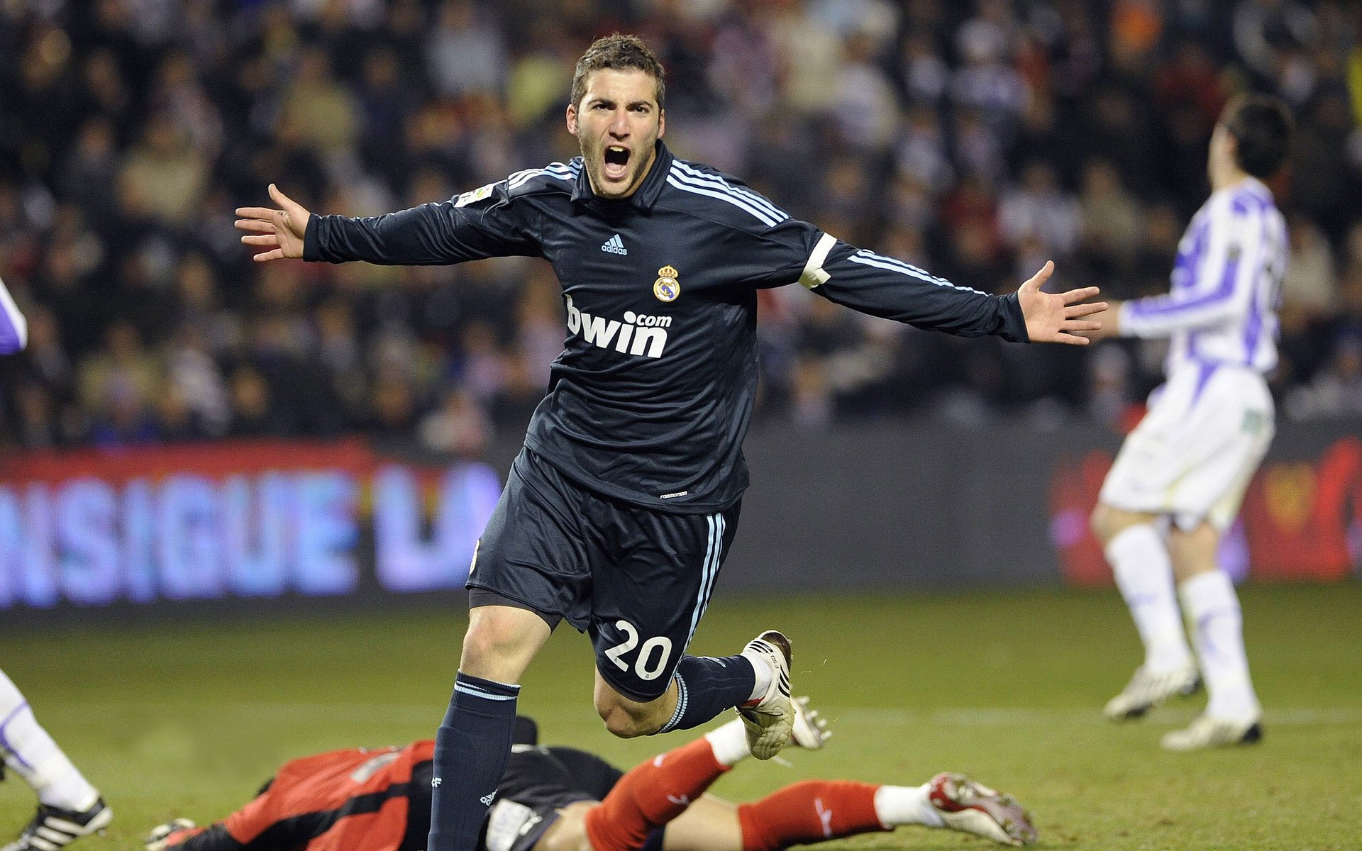 西甲内战：马德里德比火热进行，史诗对决，马德里竞技历年西甲排名