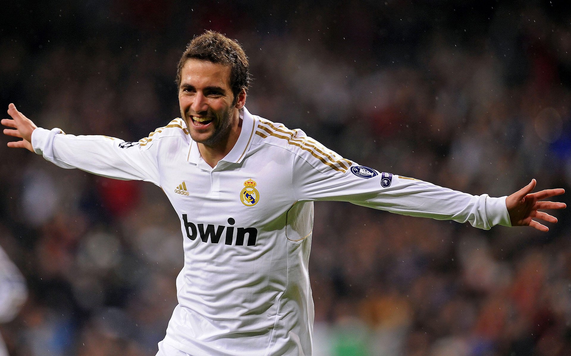 中国足球全球热议 国足实力强大赢得尊重，中国国足评价